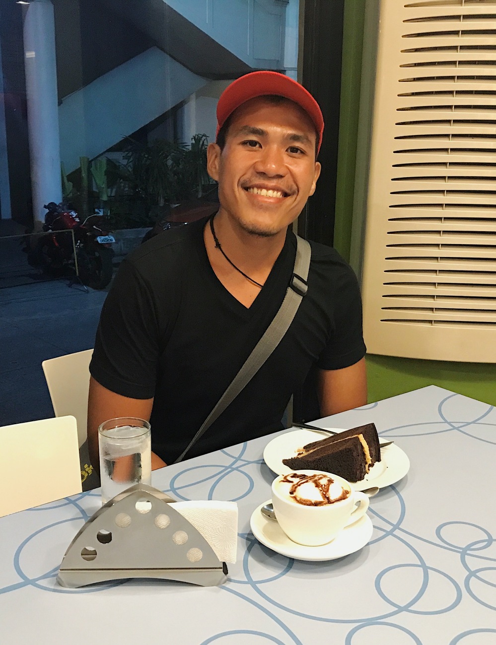 Calea's chocolate cake and mocha coffee are a perfect match! Who won't be smiling after eating them?