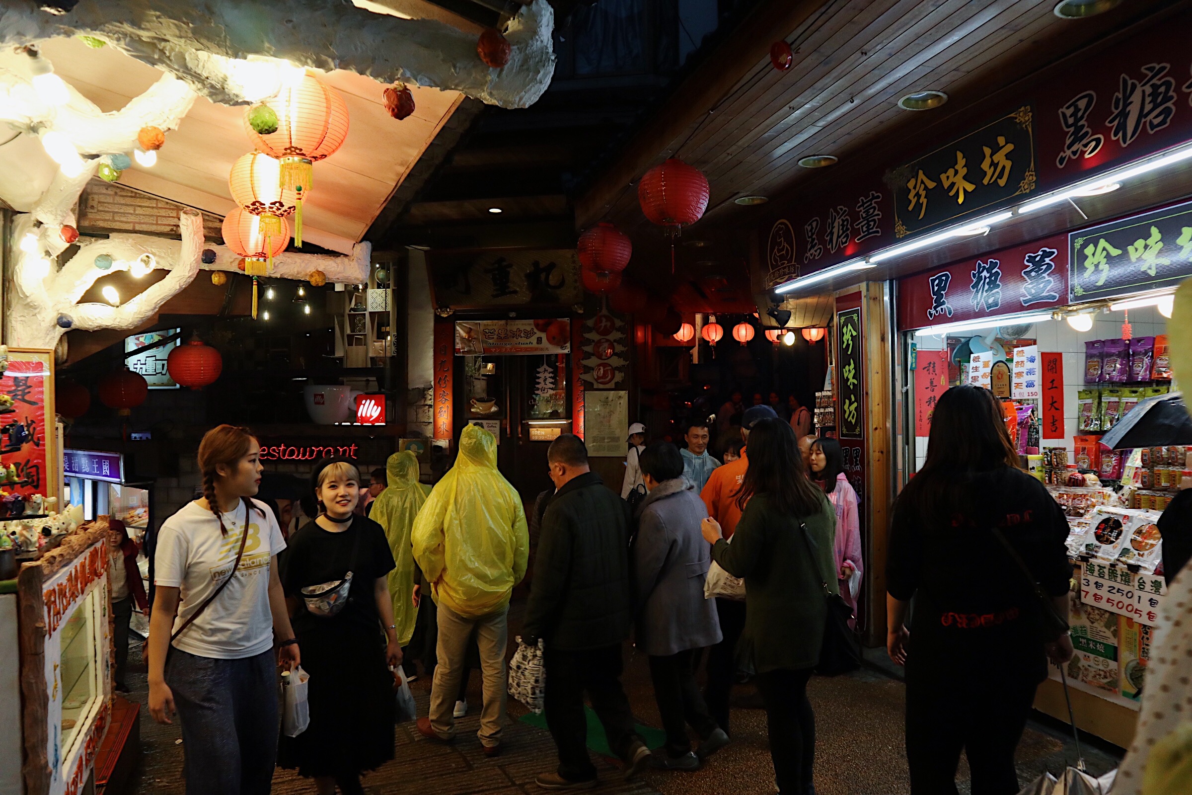 BUSY MARKETPLACE. Jiufen Old Street is crowded with people especially in the evening.