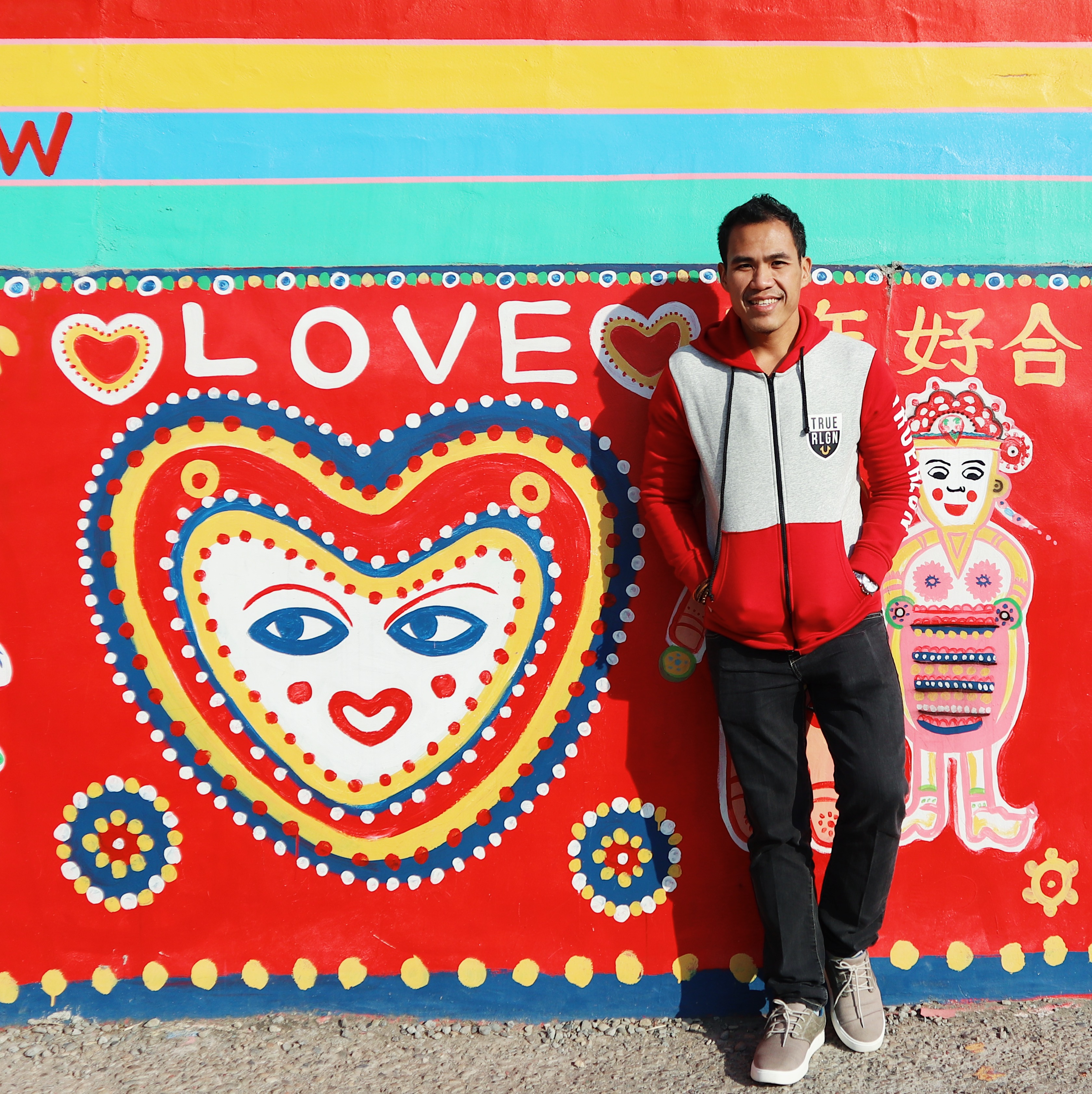 BLENDING IN. The village attracts many tourists even during weekdays. Aim to explore the whole area but don't forget to take shots especially in areas that don't have a lot of people present!