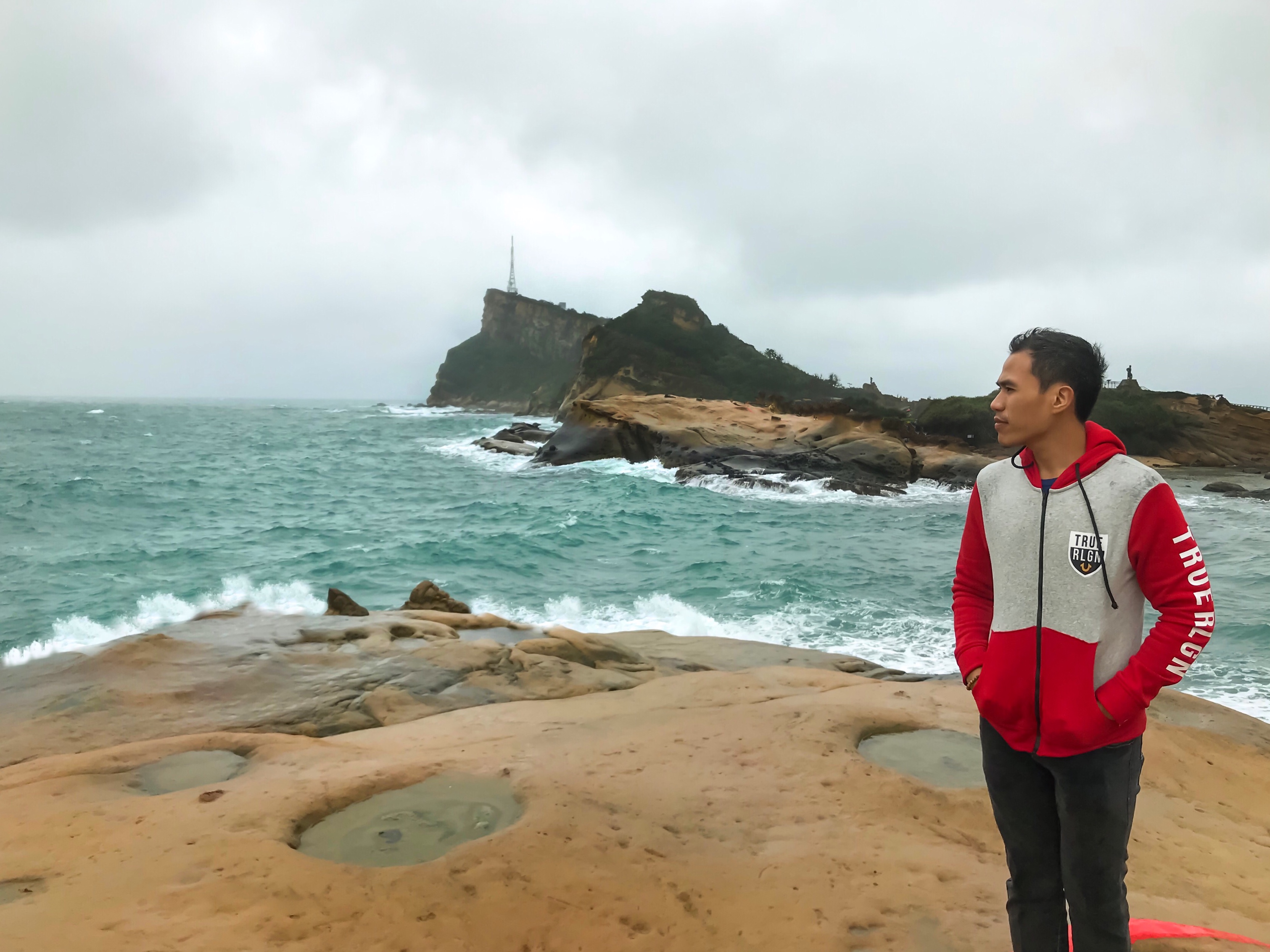 STORMY WEATHER. The rainy and windy weather that we experienced here in Yehliu seemed like the area was being battered by a storm. But it really wasn't, which is why a lot of visitors still went to the place.