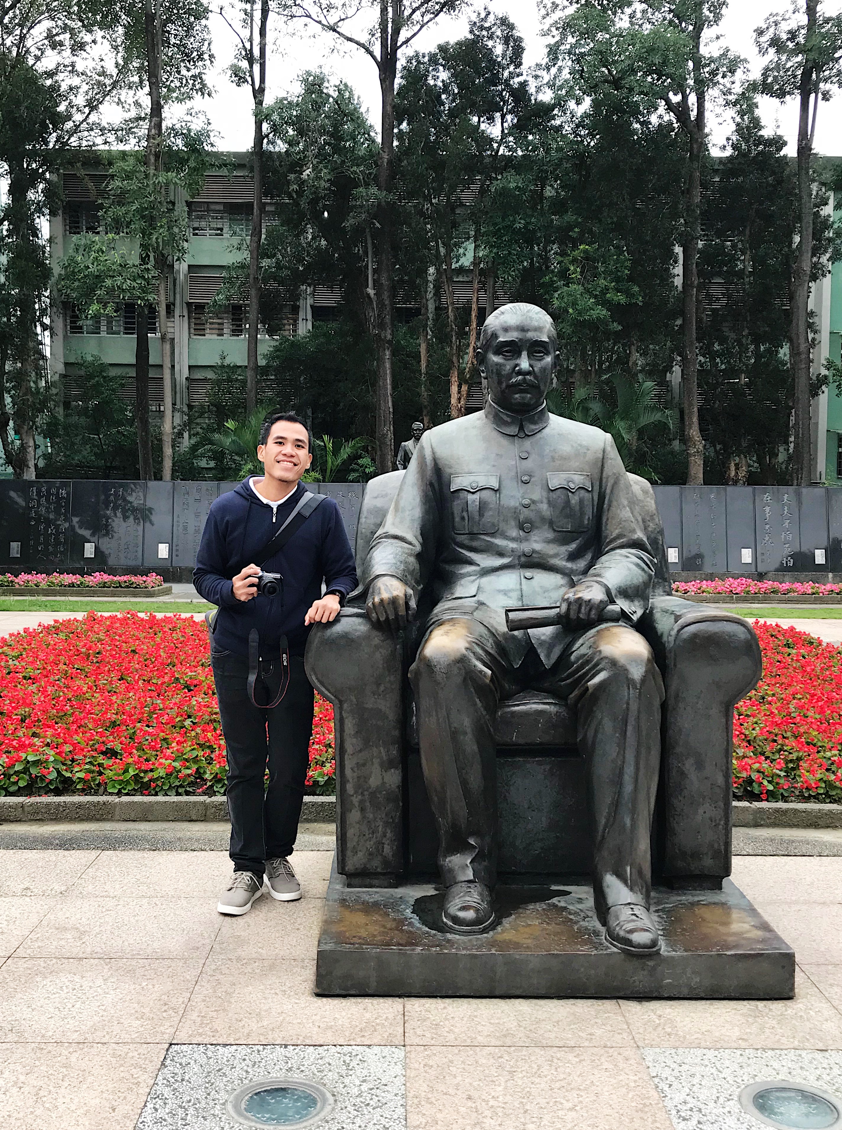 PHOTO-OP. We only had a short time here in Sun-Yat Sen Memorial Hall but we made it a point to take a picture with Sun-Yat Sen's statue.