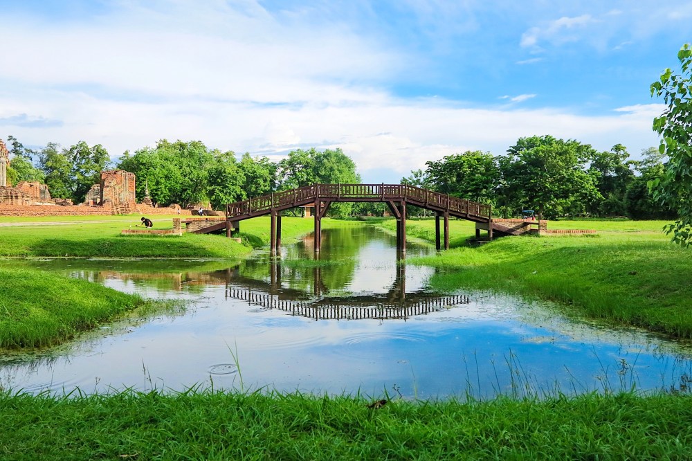 LAID BACK ATMOSPHERE.