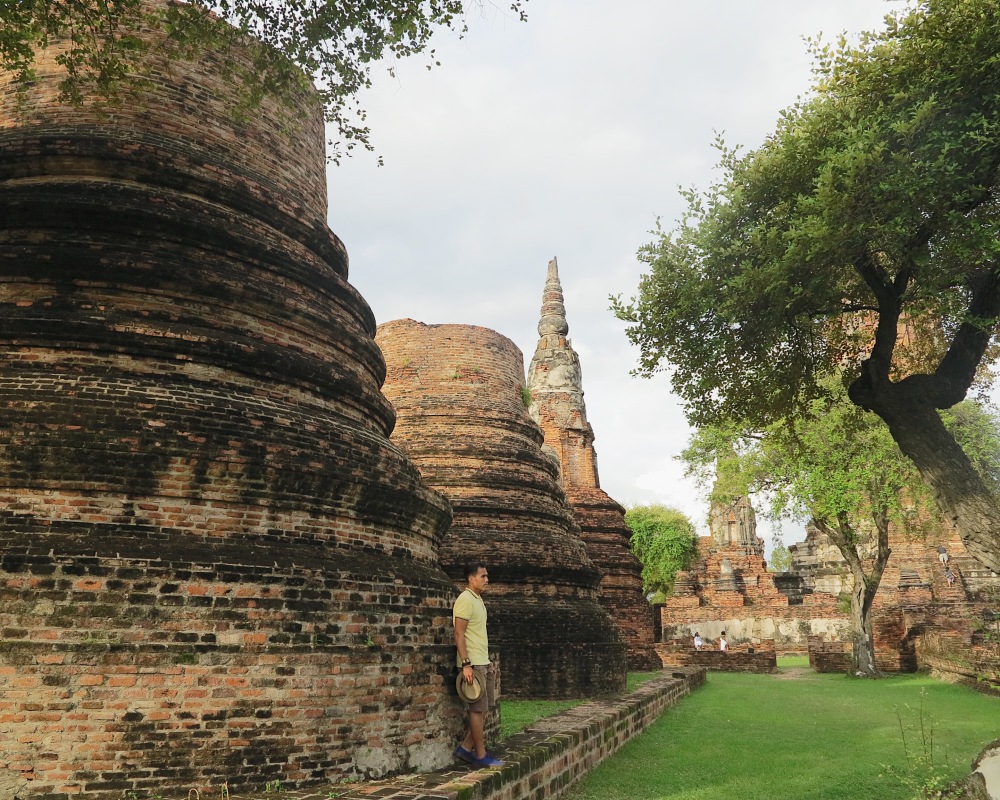 These are big structures as seen in Wat Phra Ram.